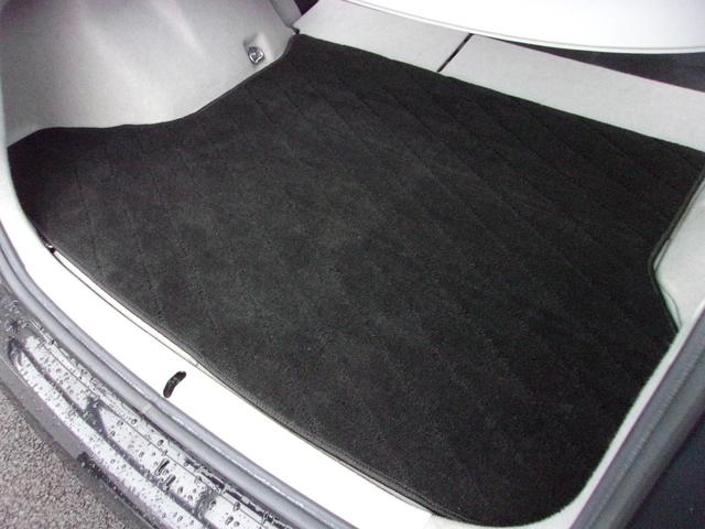 プリウス Sツーリングセレクション プッシュスタート 社外ナビ・TV バックカメラ ETC Bluetooth ステアリングスイッチ LEDオートライト 皮調シートカバー ローダウン 純正17インチAW スマートキー 車検令和8年3月(30枚目)