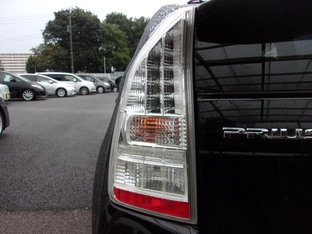 プリウス Sツーリングセレクション プッシュスタート 社外ナビ・TV バックカメラ ETC Bluetooth ステアリングスイッチ LEDオートライト 皮調シートカバー ローダウン 純正17インチAW スマートキー 車検令和8年3月(63枚目)