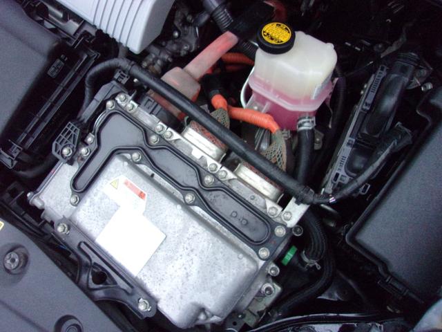 プリウス Sツーリングセレクション プッシュスタート 社外ナビ・TV バックカメラ ETC Bluetooth ステアリングスイッチ LEDオートライト 皮調シートカバー ローダウン 純正17インチAW スマートキー 車検令和8年3月(67枚目)