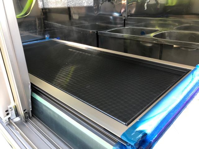 キャリイトラック キッチンカー　冷蔵庫、２槽シンク、給排水タンク８０Ｌｘ２、換気扇、販売口２箇所、網戸付き、上部換気口、外部電源口ＦＩＡＭＭＡサイドオーニング（12枚目）