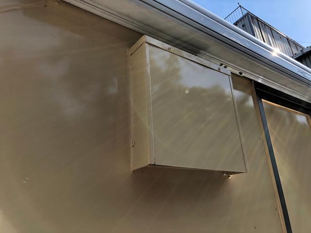 キャリイトラック キッチンカー　冷蔵庫、２槽シンク、給排水タンク８０Ｌｘ２、換気扇、販売口２箇所、網戸付き、上部換気口、外部電源口ＦＩＡＭＭＡサイドオーニング（20枚目）