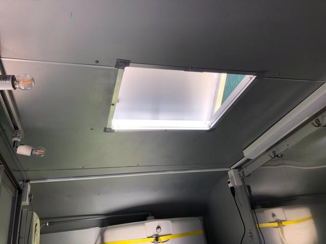 キャリイトラック キッチンカー　冷蔵庫、２槽シンク、給排水タンク８０Ｌｘ２、換気扇、販売口２箇所、網戸付き、上部換気口、外部電源口ＦＩＡＭＭＡサイドオーニング（24枚目）
