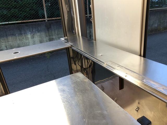 キャリイトラック キッチンカー　冷蔵庫、２槽シンク、給排水タンク８０Ｌｘ２、換気扇、販売口２箇所、網戸付き、上部換気口、外部電源口ＦＩＡＭＭＡサイドオーニング（25枚目）