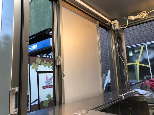 キャリイトラック キッチンカー　冷蔵庫、２槽シンク、給排水タンク８０Ｌｘ２、換気扇、販売口２箇所、網戸付き、上部換気口、外部電源口ＦＩＡＭＭＡサイドオーニング（27枚目）