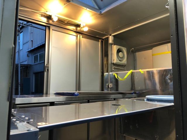 キャリイトラック キッチンカー　冷蔵庫、２槽シンク、給排水タンク８０Ｌｘ２、換気扇、販売口２箇所、網戸付き、上部換気口、外部電源口ＦＩＡＭＭＡサイドオーニング（28枚目）