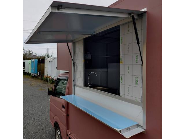キャリイトラック キッチンカー 脱着式キッチンBOX(工具不要)冷凍冷蔵庫・2槽シンク・給排水タンク各100L・外部電源口・跳ね上げ式ハッチ・換気扇・折り畳みカウンター ・照明☆道路交通法上の荷物の高さ制限OK(2.5m以下)(8枚目)