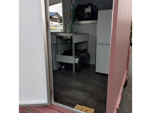 キャリイトラック キッチンカー 脱着式キッチンBOX(工具不要)冷凍冷蔵庫・2槽シンク・給排水タンク各100L・外部電源口・跳ね上げ式ハッチ・換気扇・折り畳みカウンター ・照明☆道路交通法上の荷物の高さ制限OK(2.5m以下)(10枚目)