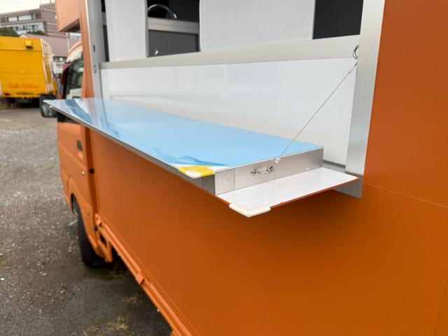 キャリイトラック キッチンカー ・外部電源口・2槽シンク(給排水タンク各100L)・換気扇☆R8年2月まで予備検査(軽貨物4ナンバー)付きなので直ぐ登録して乗り出せます。(10枚目)