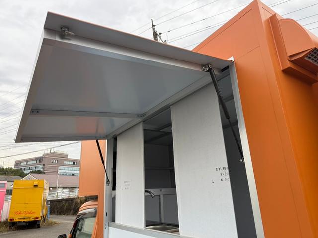キャリイトラック キッチンカー ・外部電源口・2槽シンク(給排水タンク各100L)・換気扇☆R8年2月まで予備検査(軽貨物4ナンバー)付きなので直ぐ登録して乗り出せます。(11枚目)