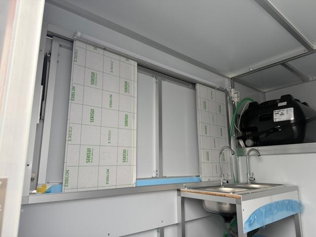 キャリイトラック キッチンカー ・外部電源口・2槽シンク(給排水タンク各100L)・換気扇☆R8年2月まで予備検査(軽貨物4ナンバー)付きなので直ぐ登録して乗り出せます。(14枚目)