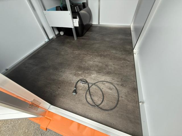 キャリイトラック キッチンカー ・外部電源口・2槽シンク(給排水タンク各100L)・換気扇☆R8年2月まで予備検査(軽貨物4ナンバー)付きなので直ぐ登録して乗り出せます。(15枚目)