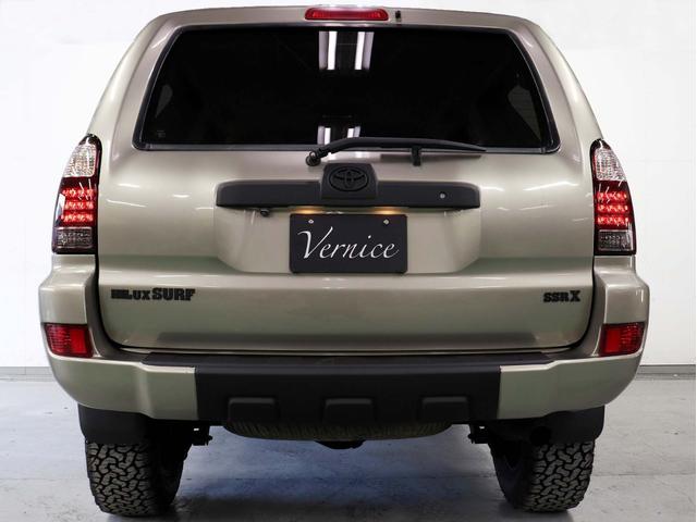 ハイラックスサーフ SSR-X Vセレクション 後期モデル 新品社外アルミホイール 新品BFグッドリッチATタイヤ 新品イカリング付ヘッドライト テールランプブラックアウト 新品LED付USトヨタタコマ仕様グリル マットブラック塗り分け(7枚目)