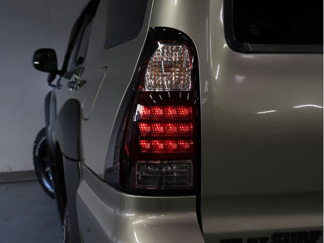 ハイラックスサーフ SSR-X Vセレクション 後期モデル 新品社外アルミホイール 新品BFグッドリッチATタイヤ 新品イカリング付ヘッドライト テールランプブラックアウト 新品LED付USトヨタタコマ仕様グリル マットブラック塗り分け(19枚目)