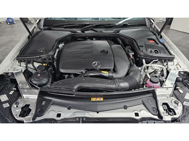 Ｅ２００　クーペ　スポーツ　メーカー保証付き　レザーパッケージ　パノラマルーフ　パナメリカーナグリル　黒革　ＡＭＧスタイリングＰ　１９インチＡＷ　ブルメスター　ヘッドアップディスプレイ　パワーシート　シートヒーター(52枚目)