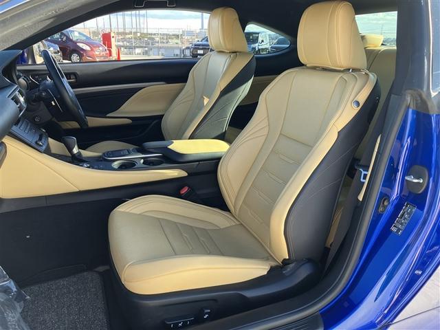 ベージュの明るい内装です。エアシート＆ヒーター装備です。