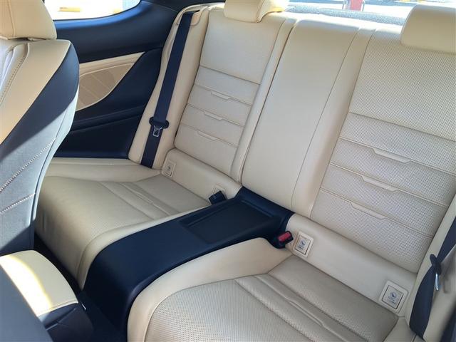 後席はご覧の広さです。