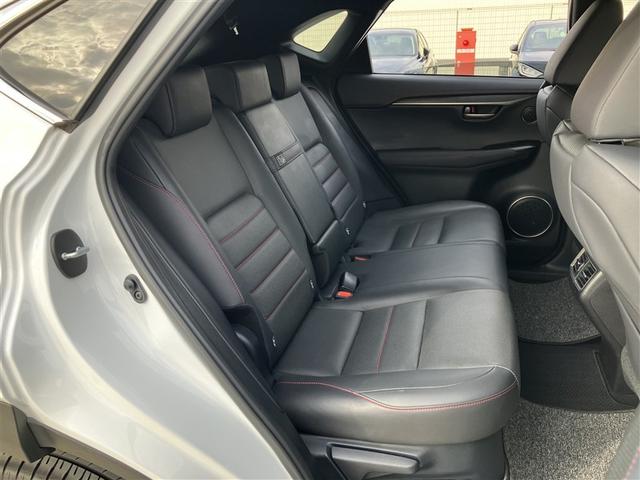 後席も広く快適です。