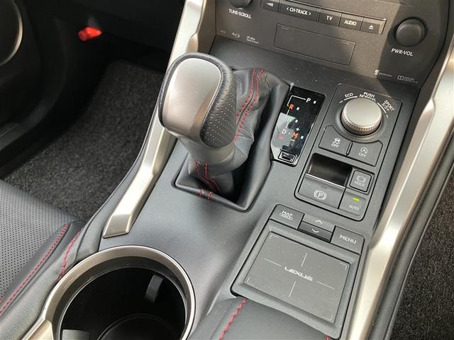 シフトレバー周辺のお写真です。電動パーキングブレーキとなります。