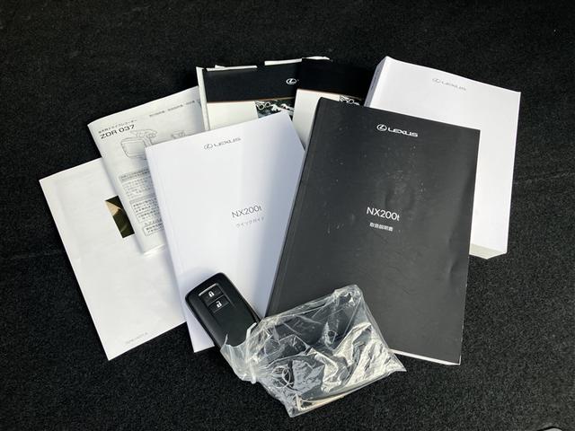 お車の取扱説明書　整備記録簿です。点検整備の上、二次保証継承致します。１年間・走行距離無制限の保証が付いているので万一の時でも安心！内外装、消耗品及び油脂類を除く全部品（対象項目　約６０項目）