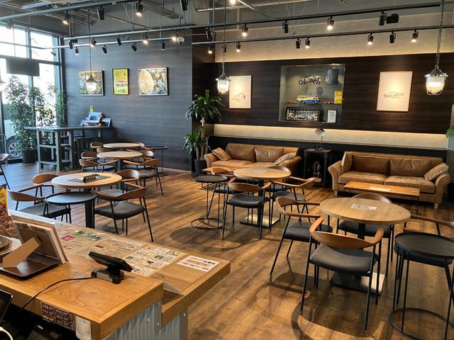 カフェコーナーを併設しています。ソファでくつろぎ美味しいコーヒーをお召し上がりいただけます。バケット、プリン、チーズケーキなどの軽食もございます♪♪