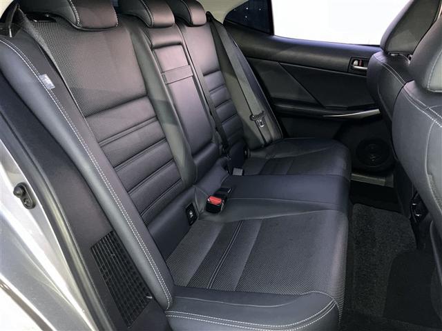 後席も広く快適です。