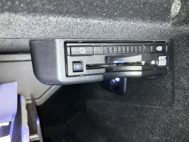 高速道路で便利な【ＥＴＣ２．０】を装備しています。光ビーコン搭載で渋滞情報などナビゲーションと連動することで機能も充実いたします。他、観光施設に立ち寄るための高速料金割引サービス等もございます。