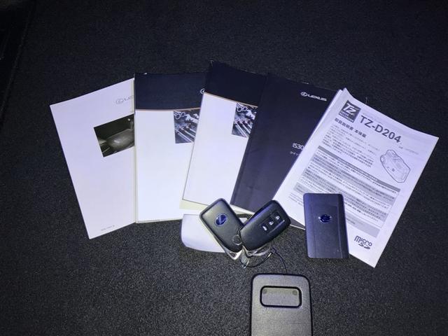 お車の取扱説明書　整備記録簿です。点検整備の上、二次保証継承致します。１年間・走行距離無制限の保証が付いているので万一の時でも安心！内外装、消耗品及び油脂類を除く全部品（対象項目　約６０項目）