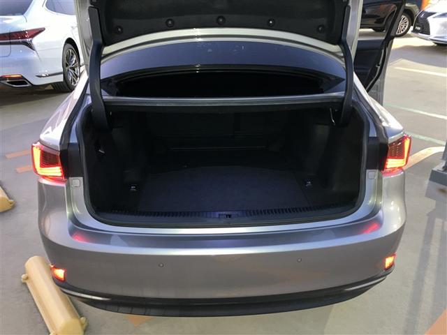 トランクスペースはご覧の広さです。