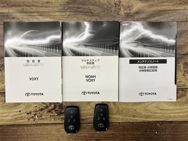 ヴォクシー ハイブリッドＳ－Ｚ　３４１０６キロ　衝突被害軽減ブレーキ　大型ＤＡナビ　ＨＤＭＩ　後席ＴＶモニター　追従型クルコン　両側パワースライドドア　前席シートヒーター　１５００Ｗコンセント　ＥＴＣ２．０　禁煙車（17枚目）