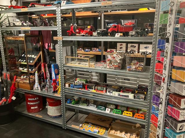 クラウンスポーツ Ｚ　４１０００キロ　タイヤ新品　衝突被害軽減ブレーキ　内装サンドベージュ　ムーンルーフ　ワイド画面Ｍナビ　全周囲＆バックモニター　シートヒーター　エアシート　デジタルミラー　追従クルコン　ＢＳＭ　ＥＴＣ付（29枚目）