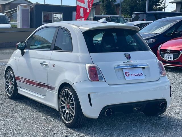 アバルト５００ 　５速ＭＴ　社外ナビ　赤レザーシート（9枚目）