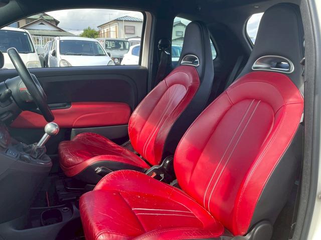 アバルト５００ 　５速ＭＴ　社外ナビ　赤レザーシート（13枚目）