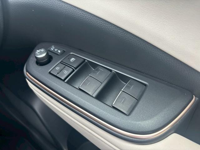 クラウンクロスオーバー Ｇレザーパッケージ　４ＷＤ　ワンオーナー車　ホワイトレザーシート　４眼ＬＥＤヘッドライト　全方位カメラ　ＢＳＭ　２１インチＡＷ　ステアリングヒーター　シートヒーター　シートベンチレーション　マイコンプリセットドライビング（34枚目）