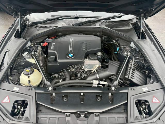 ５シリーズ ５２３ｉツーリング　Ｍスポーツ　車検令和９年３月まで　純正ナビ・ＴＶ　フロントカーボン調スポイラー　Ｂカメラ　純正１８ＡＷ　ブラックルーフレール　ＥＴＣ　取説　保証書　スペアキーあり　レーダークルーズコントロール（39枚目）