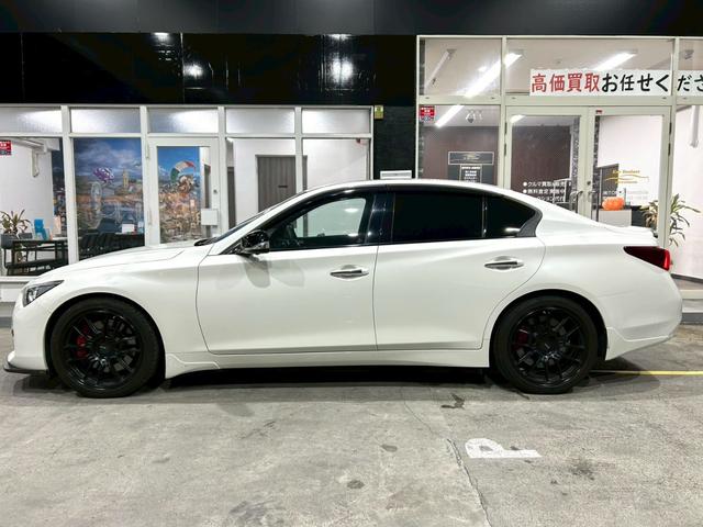 スカイライン 400R ユーザー買取車 サンルーフ 黒革スポーツシート nismoエアロ nismoチタンマフラー ENKEI Racing19インチAW レッドブレーキキャリパー 純正コネクトナビ 全方位運転支援システム(8枚目)