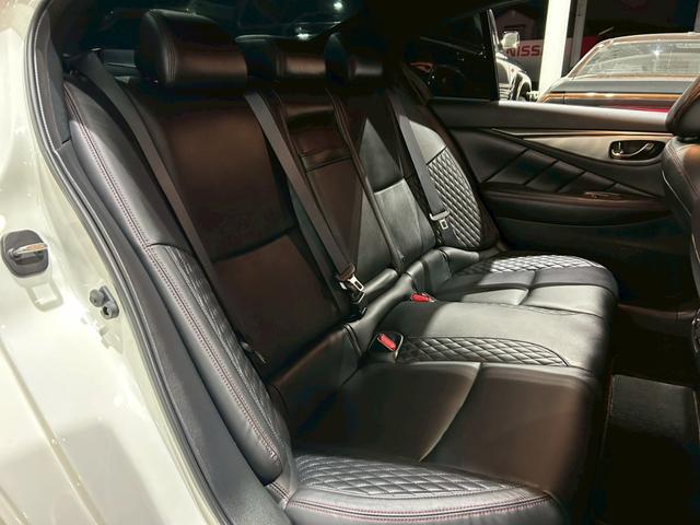 スカイライン 400R ユーザー買取車 サンルーフ 黒革スポーツシート nismoエアロ nismoチタンマフラー ENKEI Racing19インチAW レッドブレーキキャリパー 純正コネクトナビ 全方位運転支援システム(12枚目)