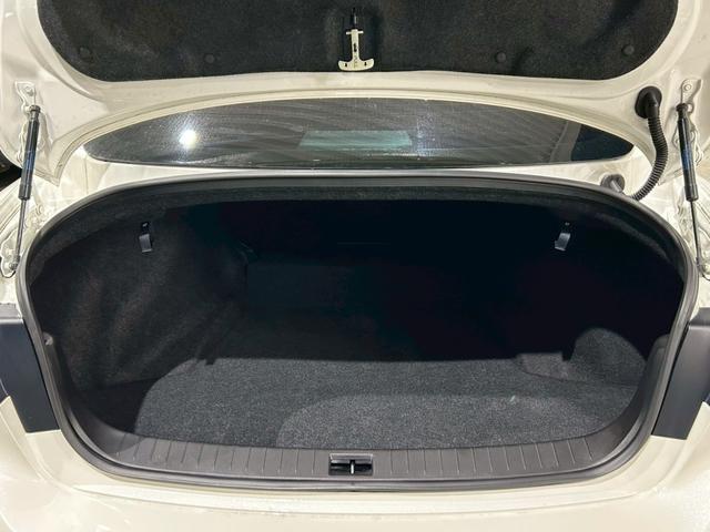 スカイライン 400R ユーザー買取車 サンルーフ 黒革スポーツシート nismoエアロ nismoチタンマフラー ENKEI Racing19インチAW レッドブレーキキャリパー 純正コネクトナビ 全方位運転支援システム(15枚目)