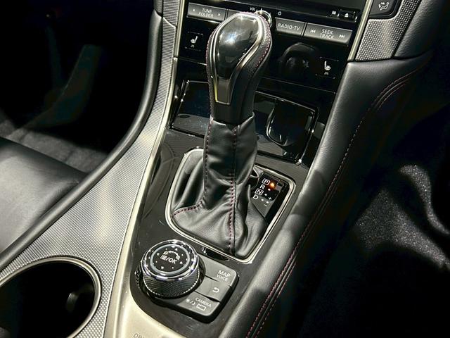 スカイライン 400R ユーザー買取車 サンルーフ 黒革スポーツシート nismoエアロ nismoチタンマフラー ENKEI Racing19インチAW レッドブレーキキャリパー 純正コネクトナビ 全方位運転支援システム(22枚目)