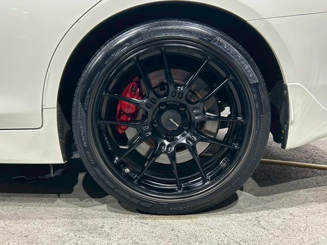 スカイライン 400R ユーザー買取車 サンルーフ 黒革スポーツシート nismoエアロ nismoチタンマフラー ENKEI Racing19インチAW レッドブレーキキャリパー 純正コネクトナビ 全方位運転支援システム(46枚目)