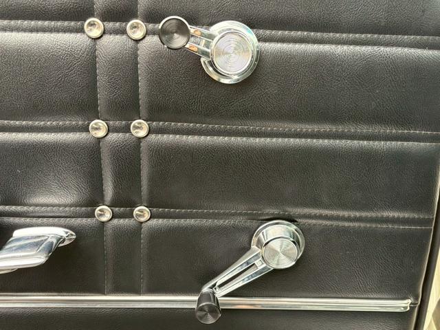 シボレーインパラ 　１９６３年モデル　外装オリジナル　ハイドロなし　クーペ　ビンテージエアー　ダコタメーター　デーモンキャブレター　車検令和９年６月　ＥＴＣ（40枚目）