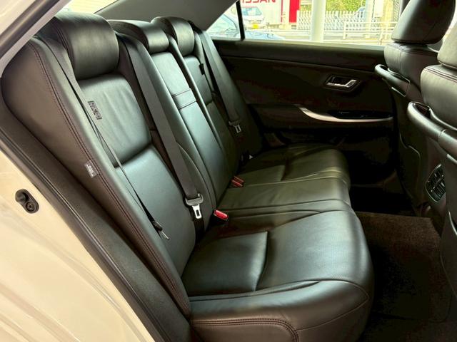 クラウン 2.5アスリート アニバーサリーエディション ユーザー買取車 メーカーナビ バックガイドモニター メーカーOPブラック革シート シートヒーター ベンチレーション パワーシート 純正18インチAW 純正スポイラー(サイドシル/リア/リアアンダー)(12枚目)