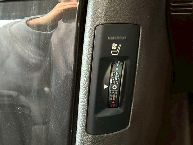 クラウン 2.5アスリート アニバーサリーエディション ユーザー買取車 メーカーナビ バックガイドモニター メーカーOPブラック革シート シートヒーター ベンチレーション パワーシート 純正18インチAW 純正スポイラー(サイドシル/リア/リアアンダー)(28枚目)