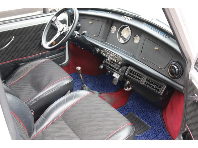 ＭＩＮＩ １．３　４速マニュアル　ＳＵツインキャブ　左ハンドル　センターメーター　１０インチアルミホイール　ナルディステアリング　センターキー　ハイローキット　コイルサス　車検令和８年１２月　クーラー付き　ＥＴＣ（10枚目）