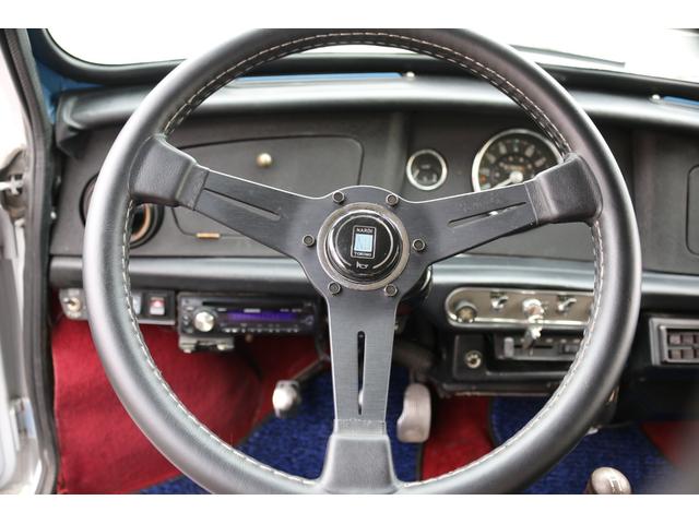 ＭＩＮＩ １．３　４速マニュアル　ＳＵツインキャブ　左ハンドル　センターメーター　１０インチアルミホイール　ナルディステアリング　センターキー　ハイローキット　コイルサス　車検令和８年１２月　クーラー付き　ＥＴＣ（13枚目）