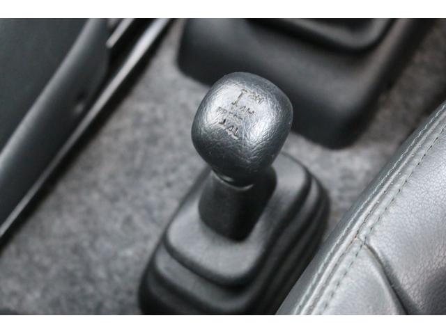ジムニー ランドベンチャー　５速マニュアル　走行距離３５０００キロ　キーレス　４ＷＤ　ハーフレザーシート　タイミングチェーン　１６インチアルミ　グローブグリーン（16枚目）