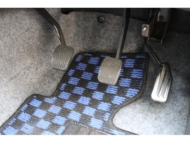 ジムニー ランドベンチャー　５速マニュアル　走行距離３５０００キロ　キーレス　４ＷＤ　ハーフレザーシート　タイミングチェーン　１６インチアルミ　グローブグリーン（20枚目）