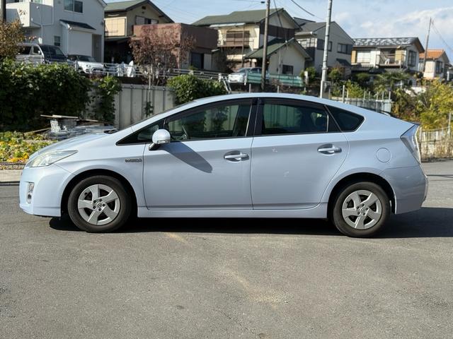 プリウス Ｓ　車検２年間　ナビ　バックカメラ　ＥＴＣ　プッシュスタート（3枚目）