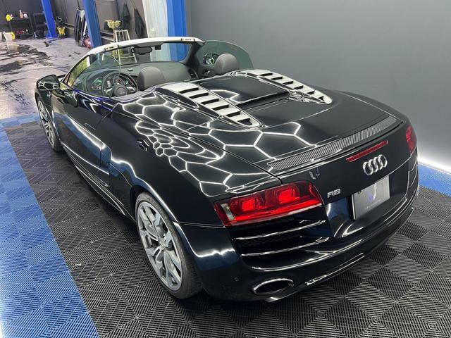 Ｒ８スパイダー ベースグレード　／ナビ／Ｂカメラ／ＢＴ接続／黒革シート／４ＷＤ／Ｖ１０自然吸気５．２Ｌエンジン／社外マフラー／オープンカー／ＬＥＤヘッドライト／パドルシフト／シートヒーター／ドラレコ／ＭＴ付ＡＴ／パワーシート／禁煙（33枚目）