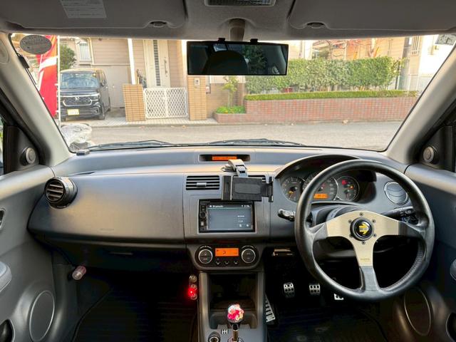 スイフト スポーツ　／５速マニュアル／ナビ／ワンセグＴＶ／社外サスペンション／社外マフラー／ゼロチャンバー／社外アルミホイール／サブウーファー／ＭＯＭＯステ／ドライブレコーダー前後／ＥＴＣ／（2枚目）