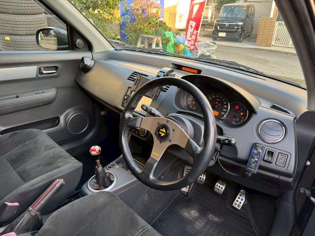 スイフト スポーツ　／５速マニュアル／ナビ／ワンセグＴＶ／社外サスペンション／社外マフラー／ゼロチャンバー／社外アルミホイール／サブウーファー／ＭＯＭＯステ／ドライブレコーダー前後／ＥＴＣ／（4枚目）